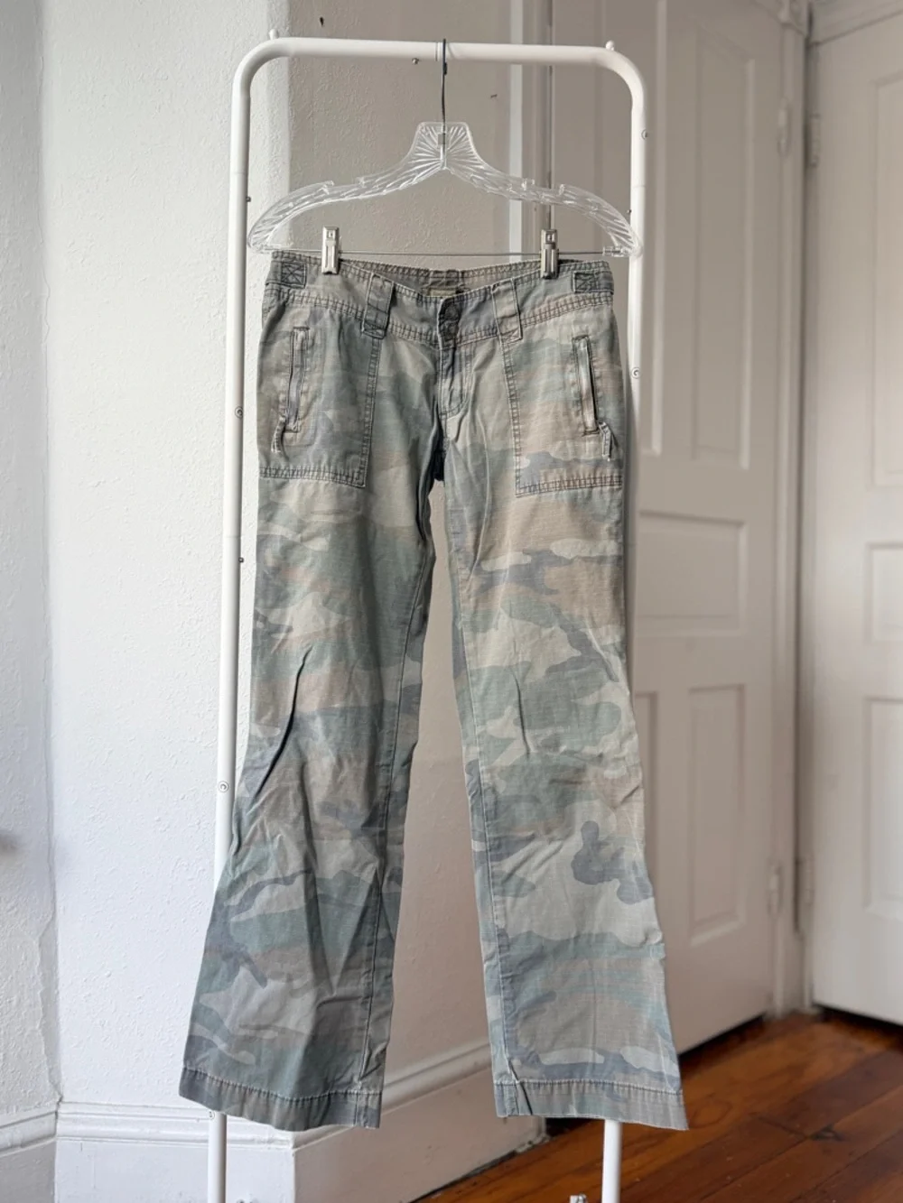 Vintage 00s Forever 21 6.5” lowrise cotton cargo pants adjustable button waist